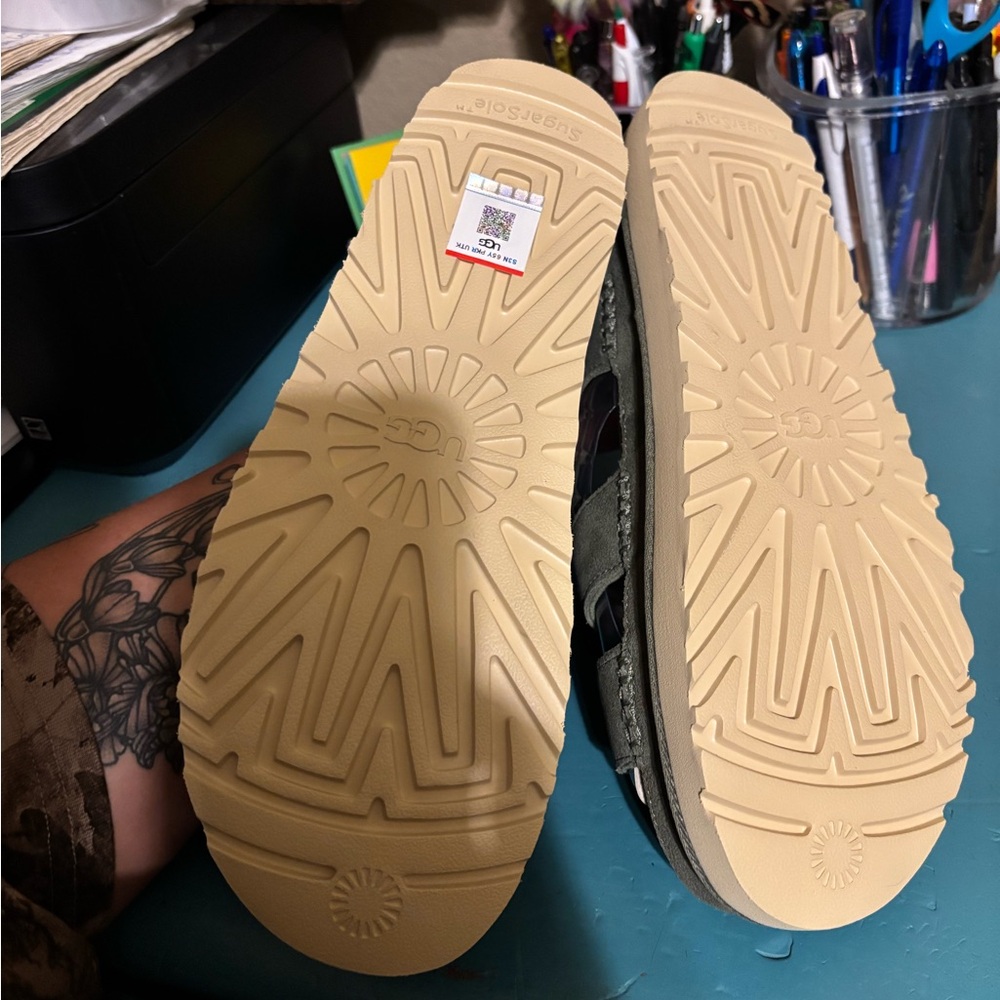 UGG Goldenstar Strap Sandal - Picture 6 of 6